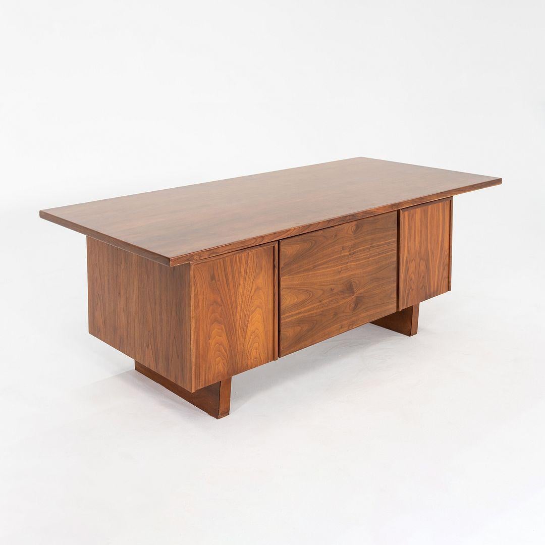 1970er Jens Risom Design Chefschreibtisch in Nussbaum mit fünf Schubladen im Angebot 3