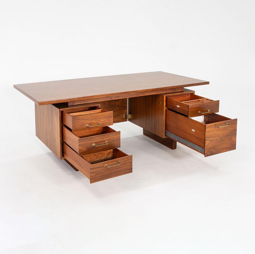 1970er Jens Risom Design Chefschreibtisch in Nussbaum mit fünf Schubladen im Angebot 4