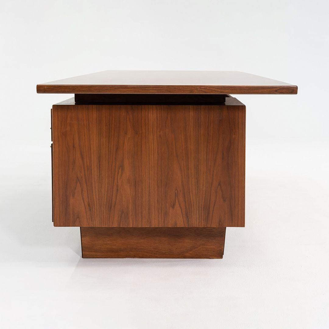1970er Jens Risom Design Chefschreibtisch in Nussbaum mit fünf Schubladen (Moderne) im Angebot