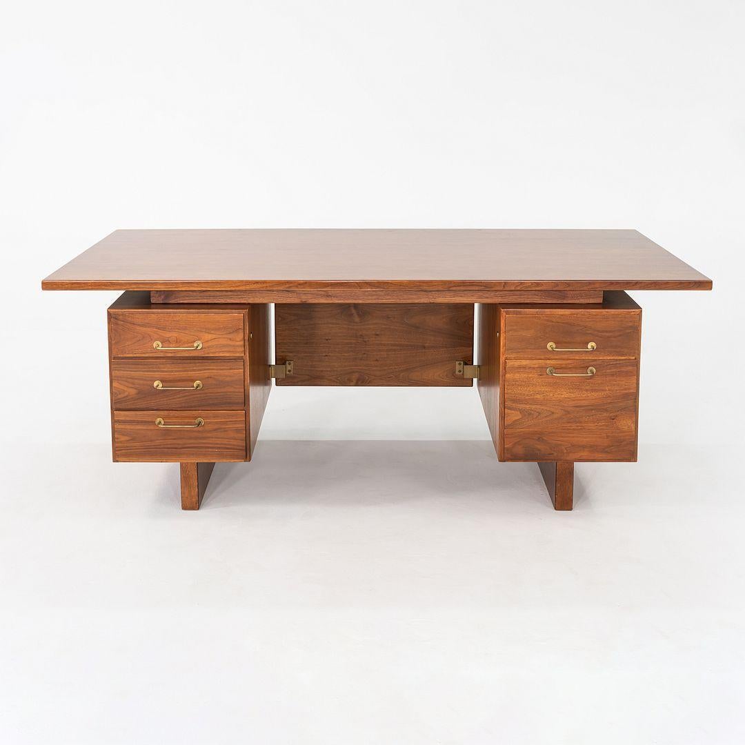 1970er Jens Risom Design Chefschreibtisch in Nussbaum mit fünf Schubladen (amerikanisch) im Angebot