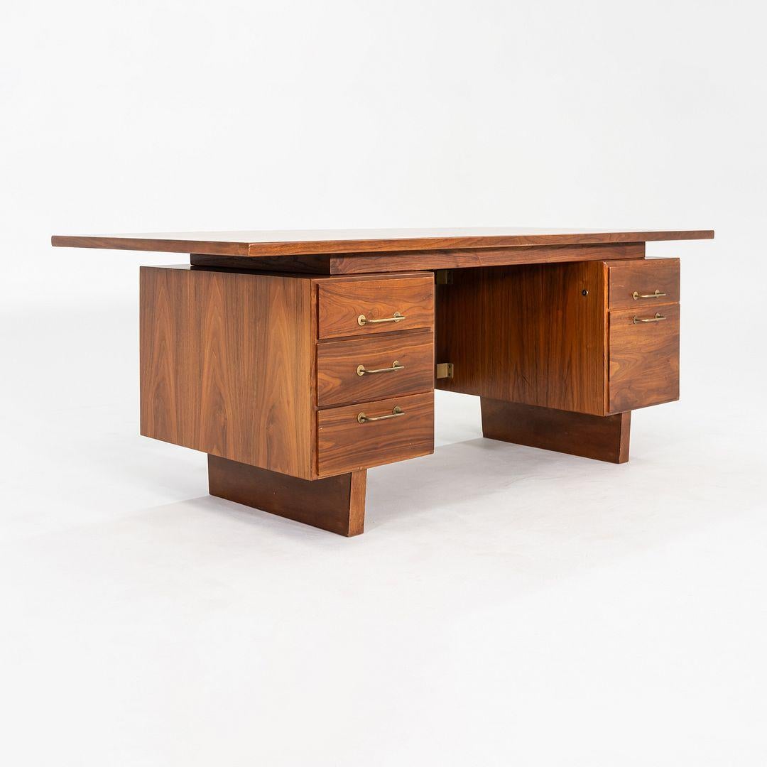 1970er Jens Risom Design Chefschreibtisch in Nussbaum mit fünf Schubladen im Zustand „Gut“ im Angebot in Philadelphia, PA