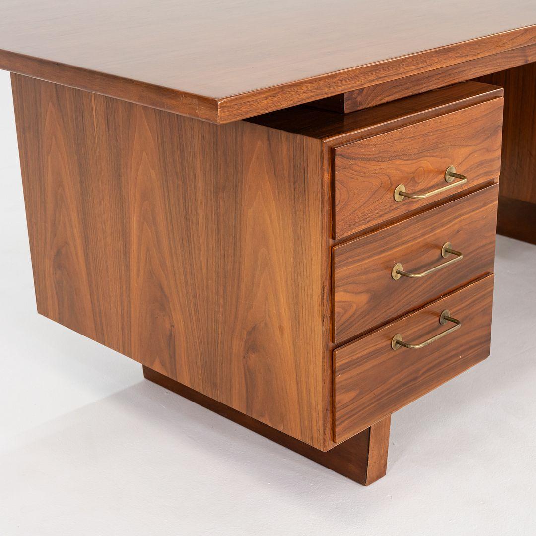 1970er Jens Risom Design Chefschreibtisch in Nussbaum mit fünf Schubladen (Ende des 20. Jahrhunderts) im Angebot