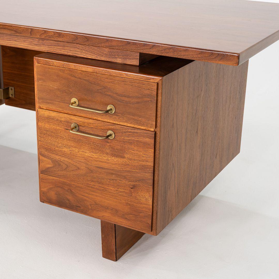 1970er Jens Risom Design Chefschreibtisch in Nussbaum mit fünf Schubladen (Walnuss) im Angebot