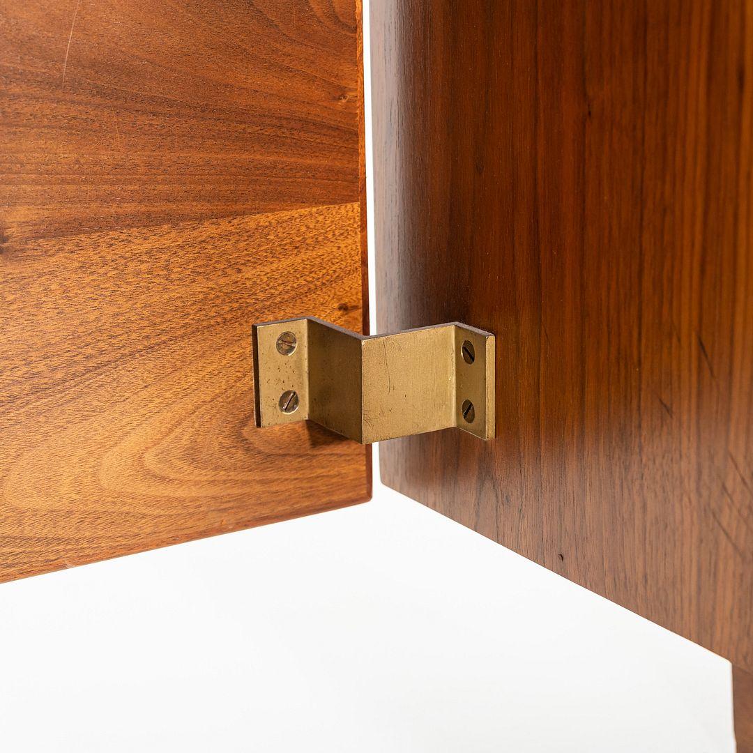1970er Jens Risom Design Chefschreibtisch in Nussbaum mit fünf Schubladen im Angebot 1