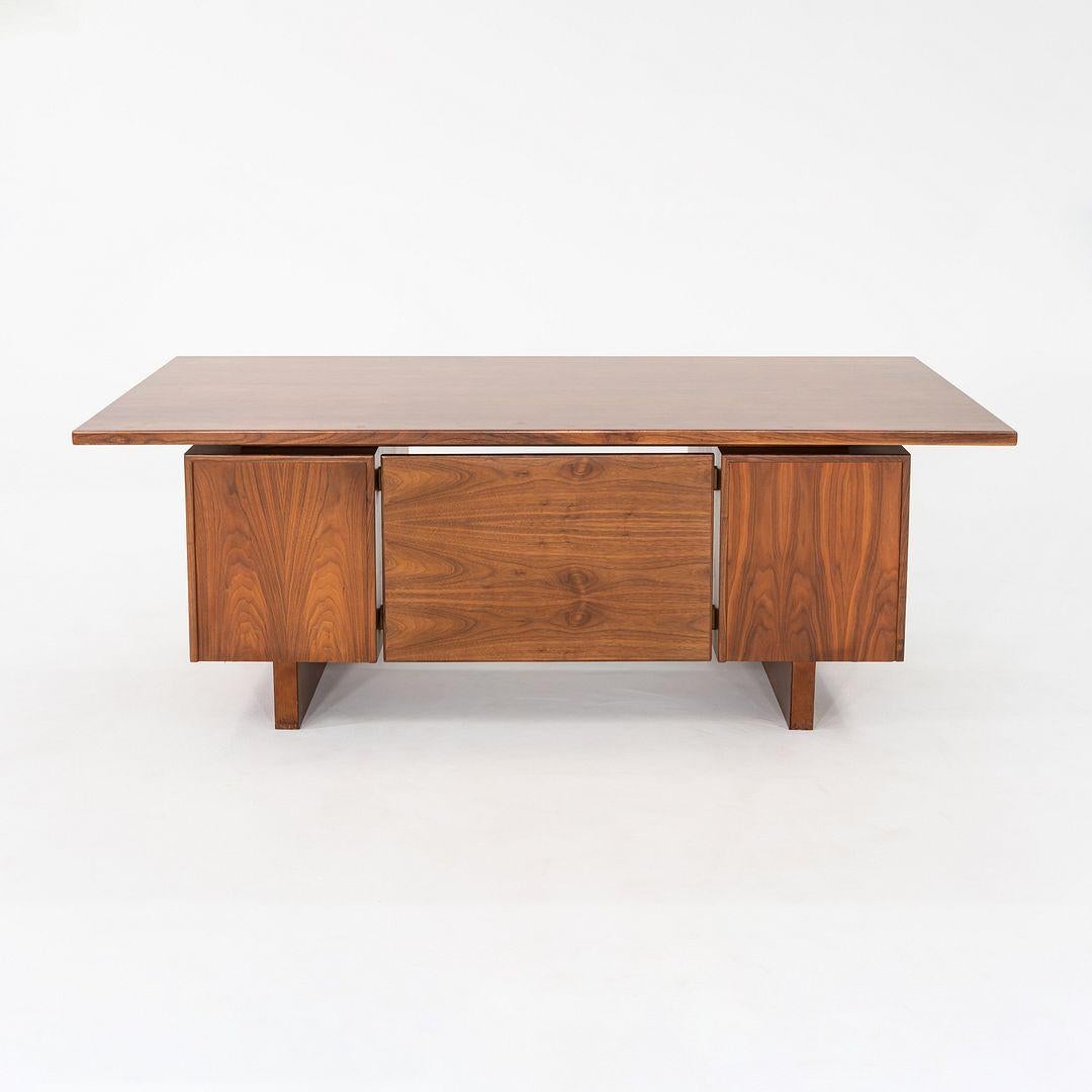 1970er Jens Risom Design Chefschreibtisch in Nussbaum mit fünf Schubladen im Angebot 2
