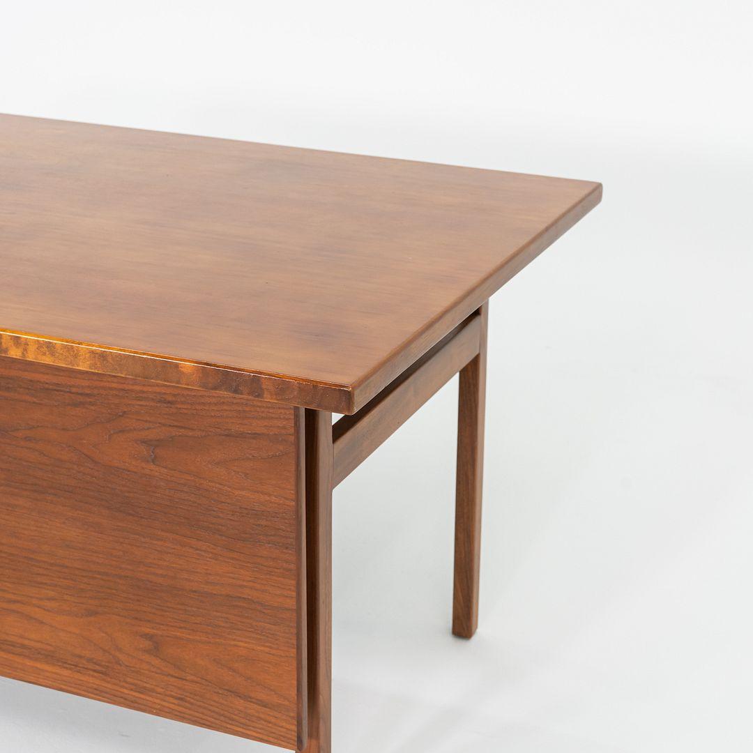 1970 Jens Risom Design Bureau de direction en noyer avec trois tiroirs en vente 3