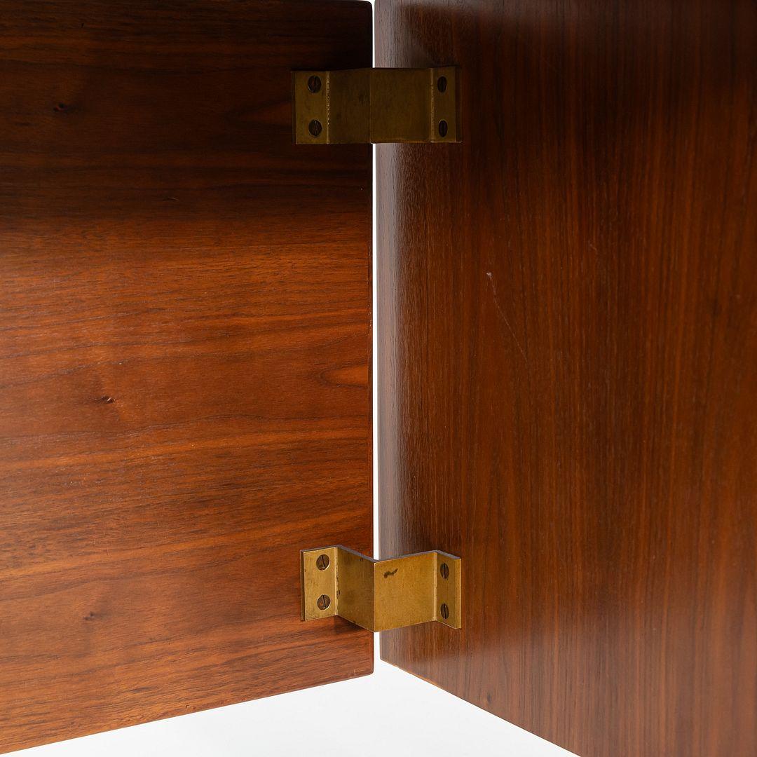 1970 Jens Risom Design Bureau de direction en noyer avec trois tiroirs en vente 4