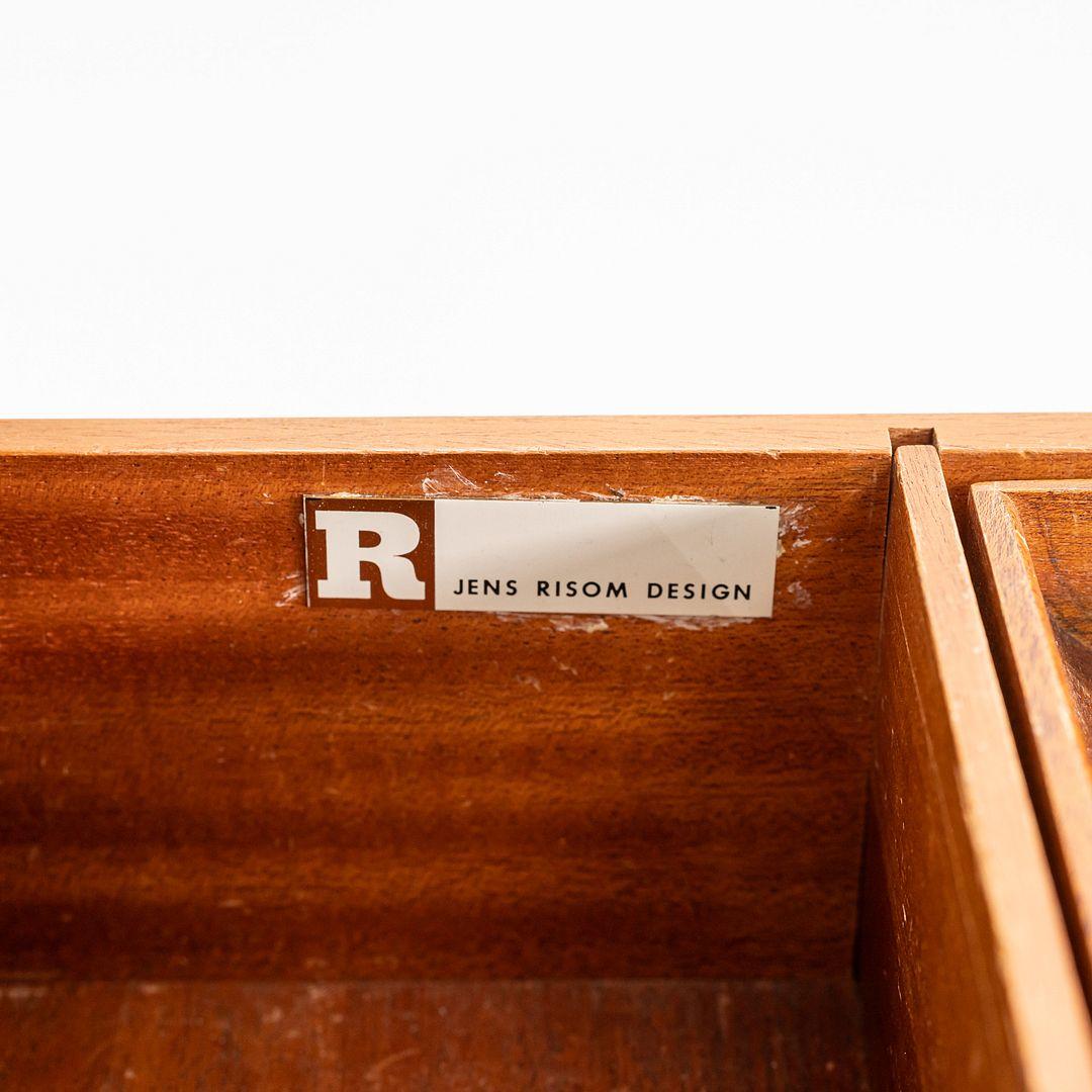 1970 Jens Risom Design Bureau de direction en noyer avec trois tiroirs en vente 5