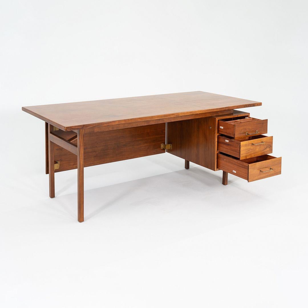 Moderne 1970 Jens Risom Design Bureau de direction en noyer avec trois tiroirs en vente