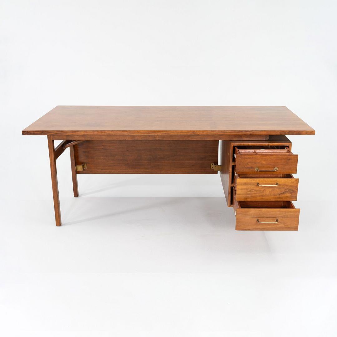 Américain 1970 Jens Risom Design Bureau de direction en noyer avec trois tiroirs en vente