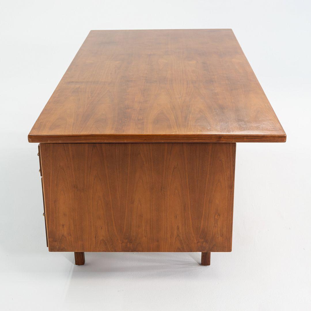 1970 Jens Risom Design Bureau de direction en noyer avec trois tiroirs Bon état - En vente à Philadelphia, PA