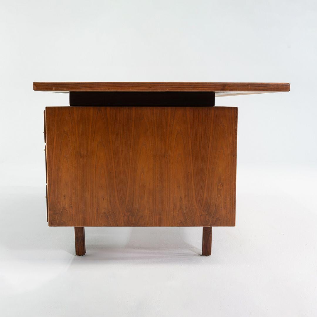 Fin du 20e siècle 1970 Jens Risom Design Bureau de direction en noyer avec trois tiroirs en vente