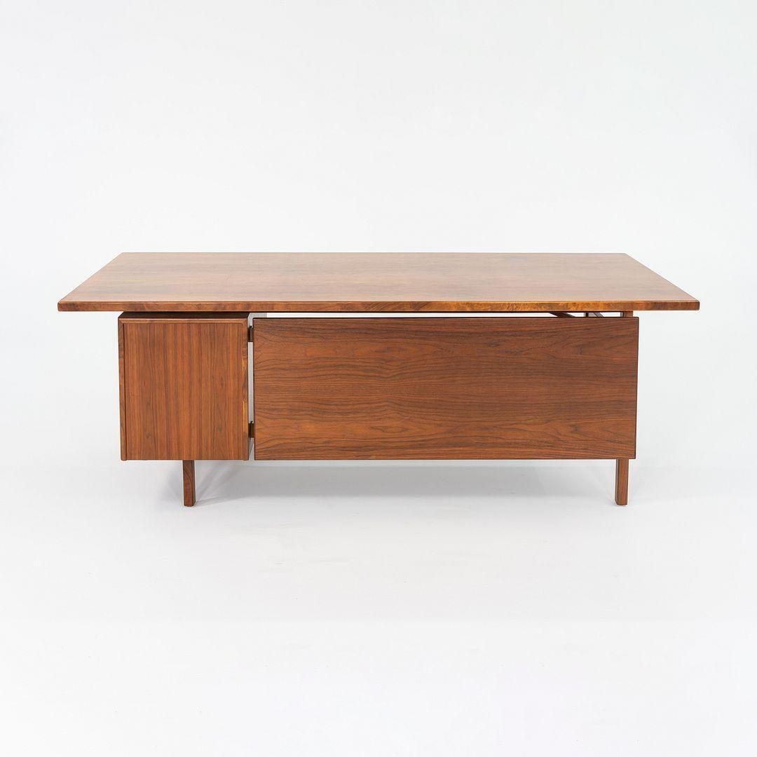 Laiton 1970 Jens Risom Design Bureau de direction en noyer avec trois tiroirs en vente