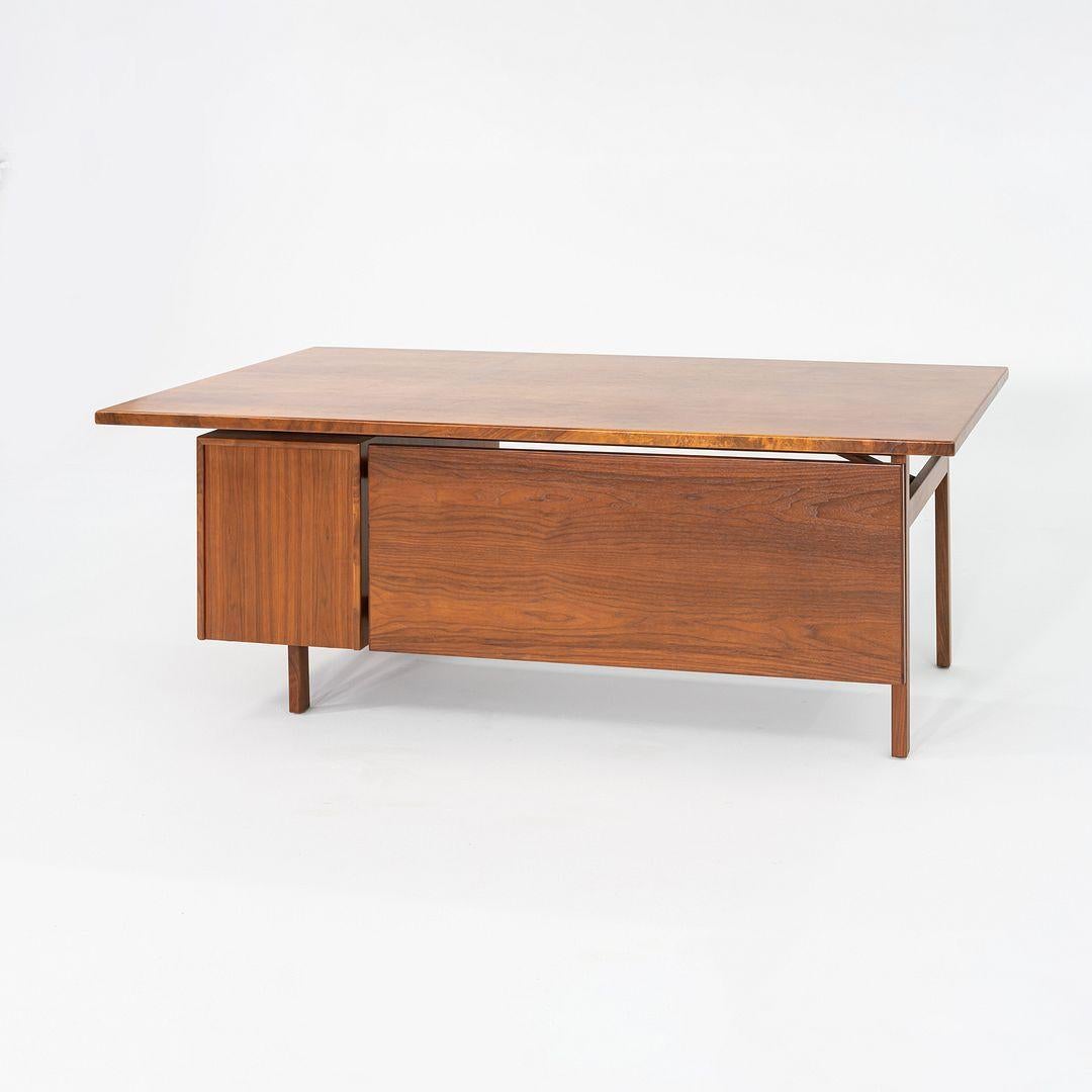 1970 Jens Risom Design Bureau de direction en noyer avec trois tiroirs en vente 1