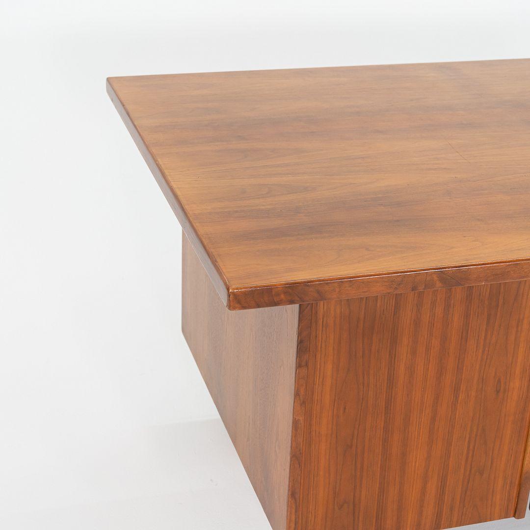1970 Jens Risom Design Bureau de direction en noyer avec trois tiroirs en vente 2