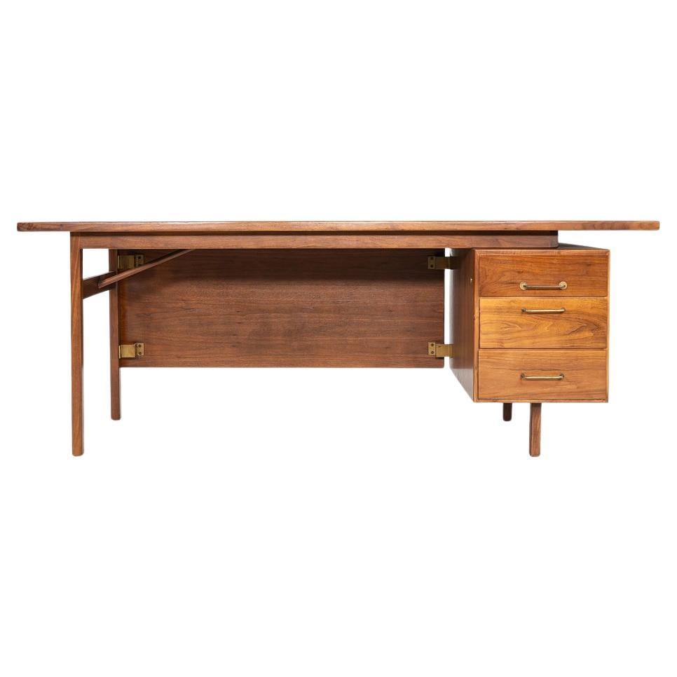 1970 Jens Risom Design Bureau de direction en noyer avec trois tiroirs en vente