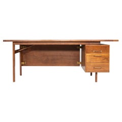 1970 Jens Risom Design Bureau de direction en noyer avec trois tiroirs
