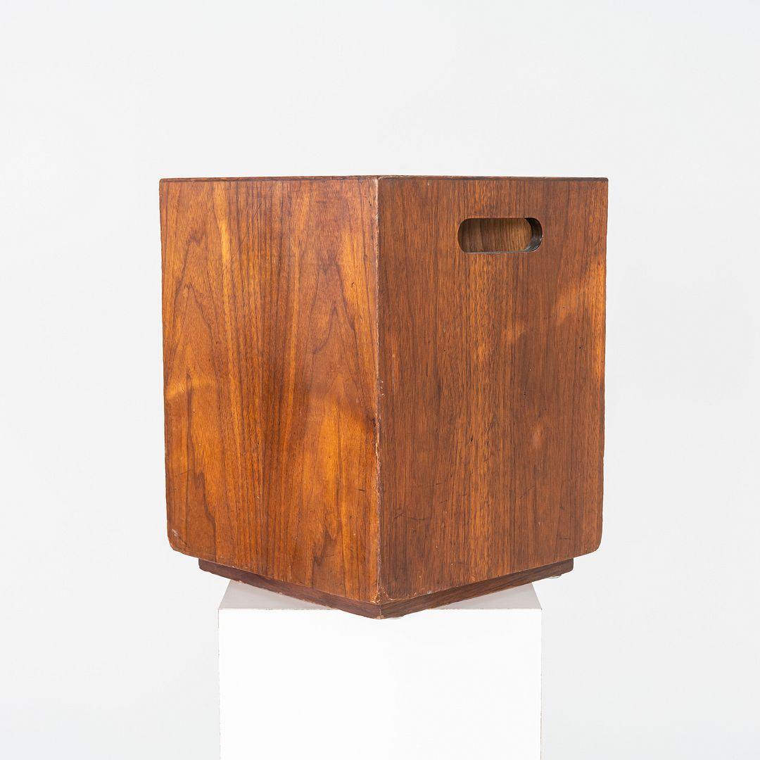 Papelera / cubo de basura de nogal Jens Risom Design, años 70 Nogal en venta