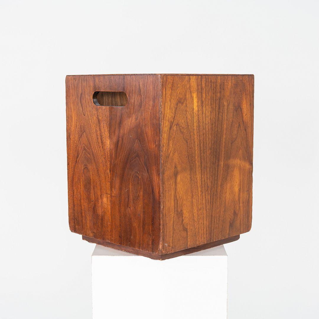 Papelera / cubo de basura de nogal Jens Risom Design, años 70 en venta 2