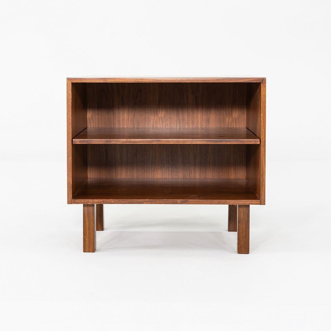 Jens Risom Designs, anni '70, mobile / scaffale per libri da 29 pollici in noce in vendita 3