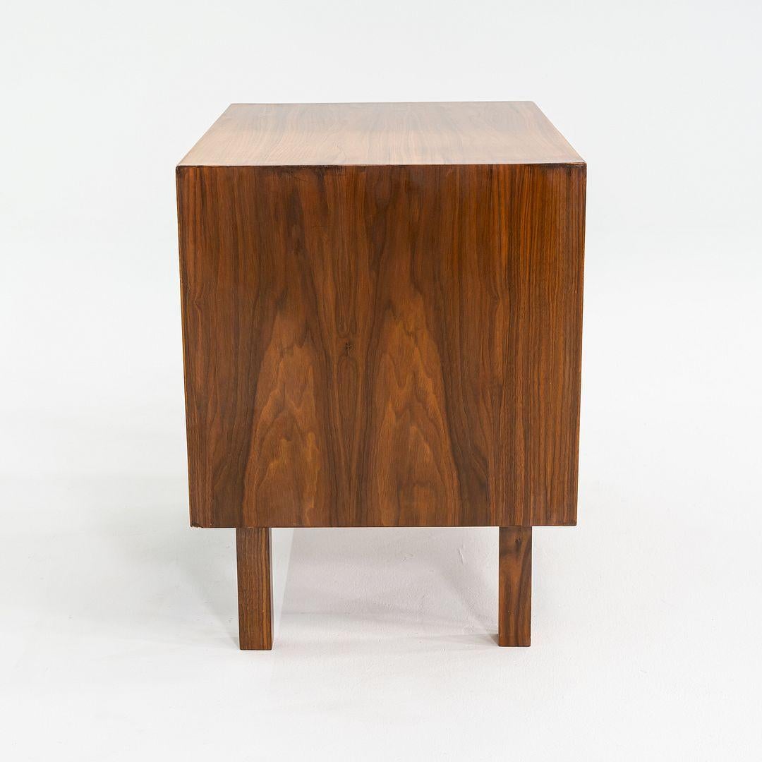 Si tratta di un mobile in noce, originariamente progettato da Jens Risom per Jens Risom Designs. Questo particolare esemplare è stato realizzato a mano negli Stati Uniti negli anni Settanta. Ha una cassa in noce ben rifinita, con un ripiano interno.