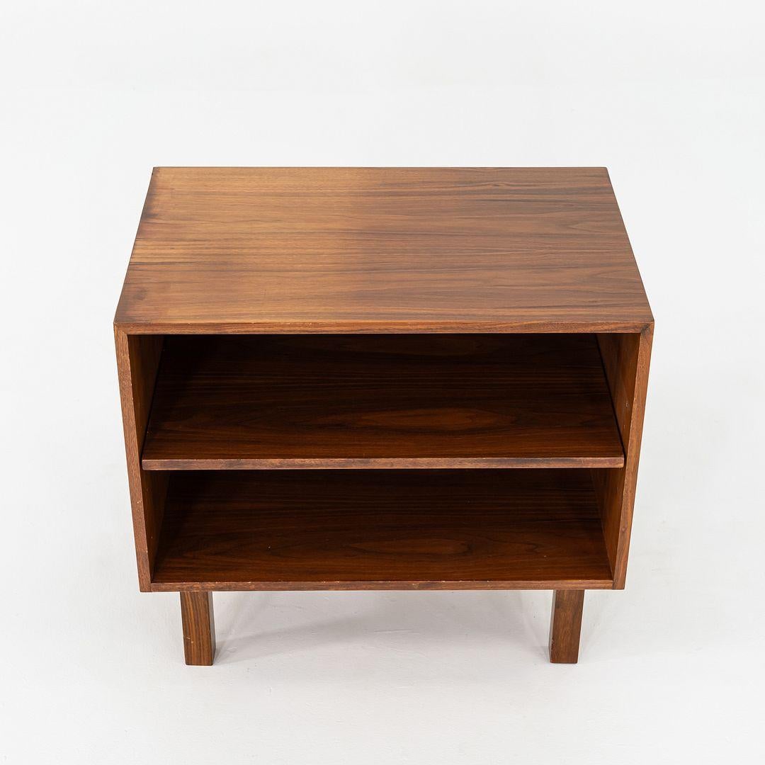 Moderno Jens Risom Designs, anni '70, mobile / scaffale per libri da 29 pollici in noce in vendita