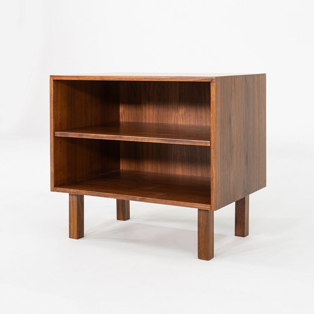 Americano Jens Risom Designs, anni '70, mobile / scaffale per libri da 29 pollici in noce in vendita