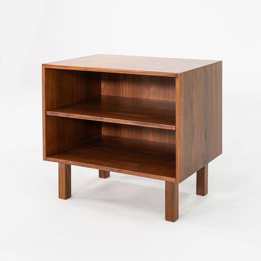 Jens Risom Designs, anni '70, mobile / scaffale per libri da 29 pollici in noce in vendita 1