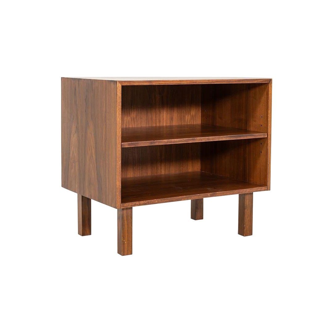 1970s Jens Risom Designs 29 pouces Cabinet / étagère à livres en noyer