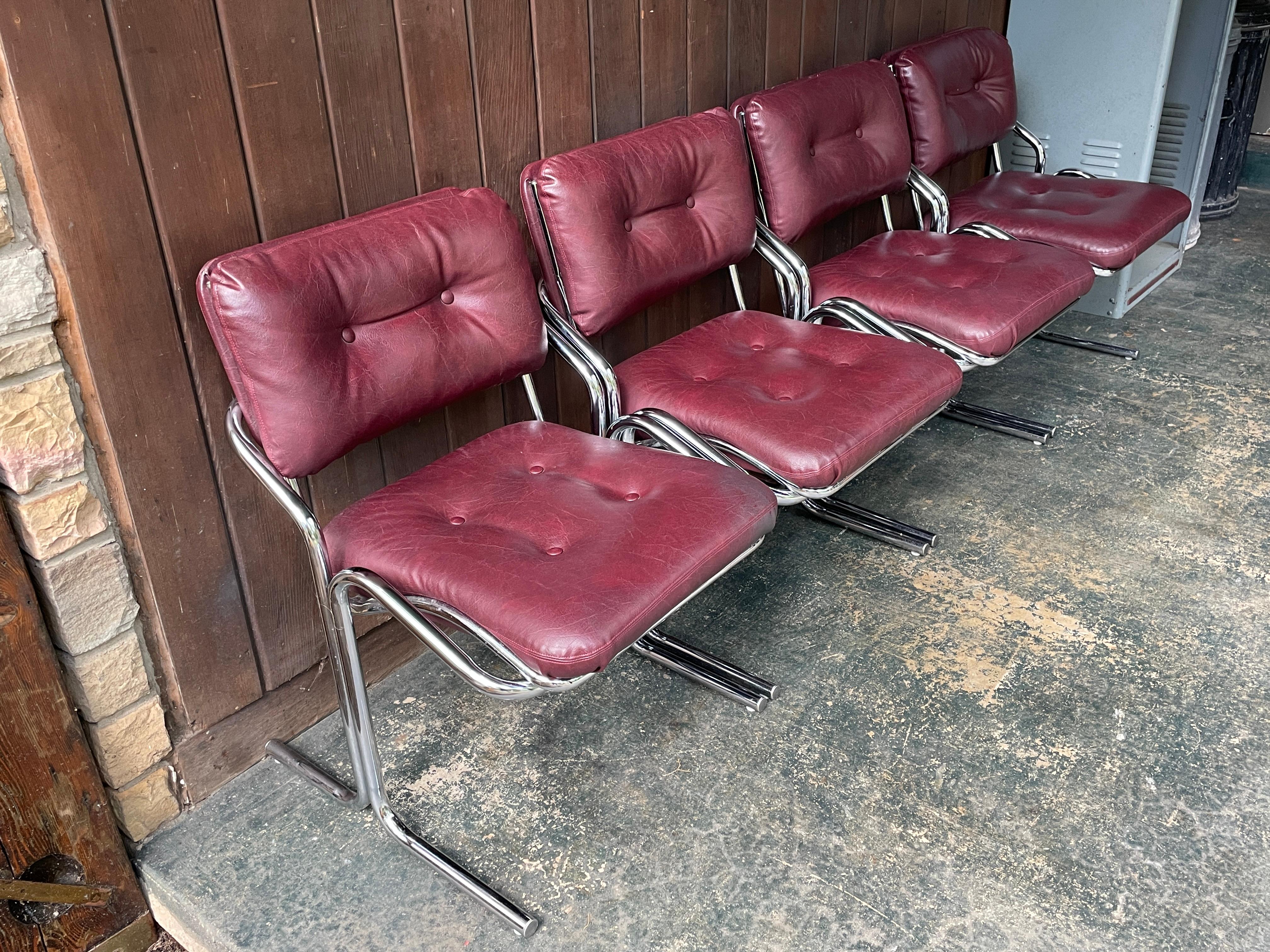 Ein vierteiliges Esstischset aus verchromtem Stahlrohr, das Jerry Johnson in den 1970er Jahren für seine Arcadia Line von der Landes Manufacturing Company entworfen hat.   Zwei Stühle haben kleine Löcher an den oberen Ecken, wie abgebildet.