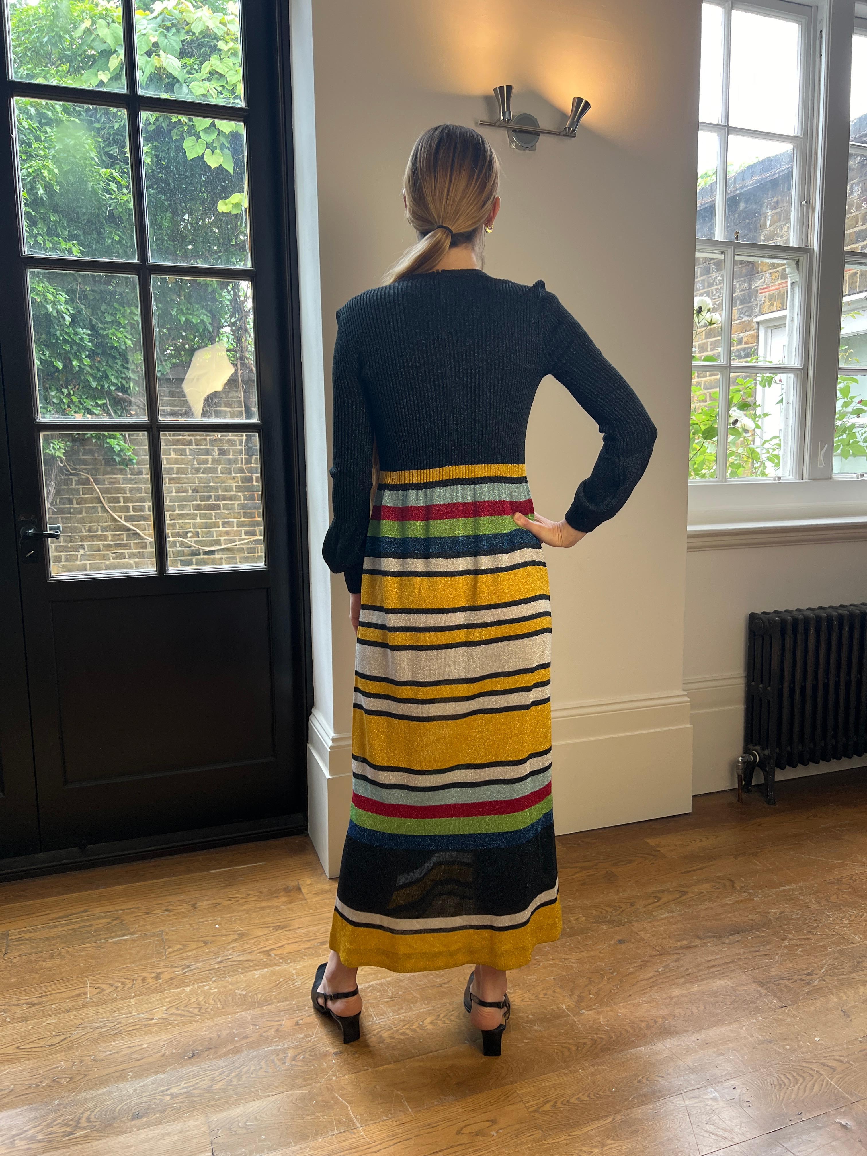 1970er Jersey Masters Maxikleid mit Glockenärmeln aus Metallic-Strick im Angebot 3