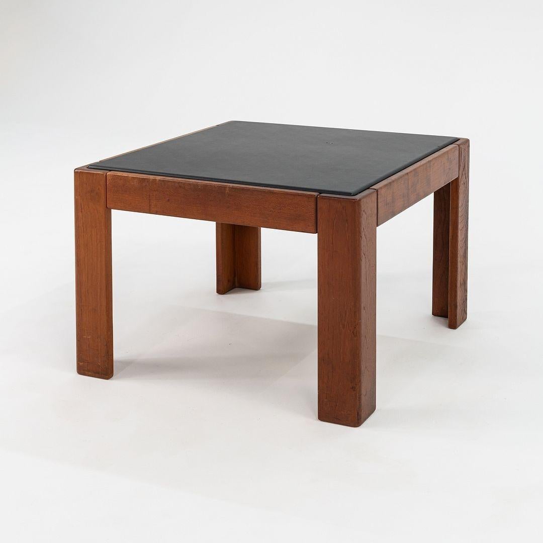 Il s'agit d'une table d'appoint ou table basse carrée, conçue par Jim Eldon pour Knoll International en 1971. Le cadre de la pièce est en noyer massif et le dessus est recouvert d'un revêtement en cuir noir. La pièce a été produite aux