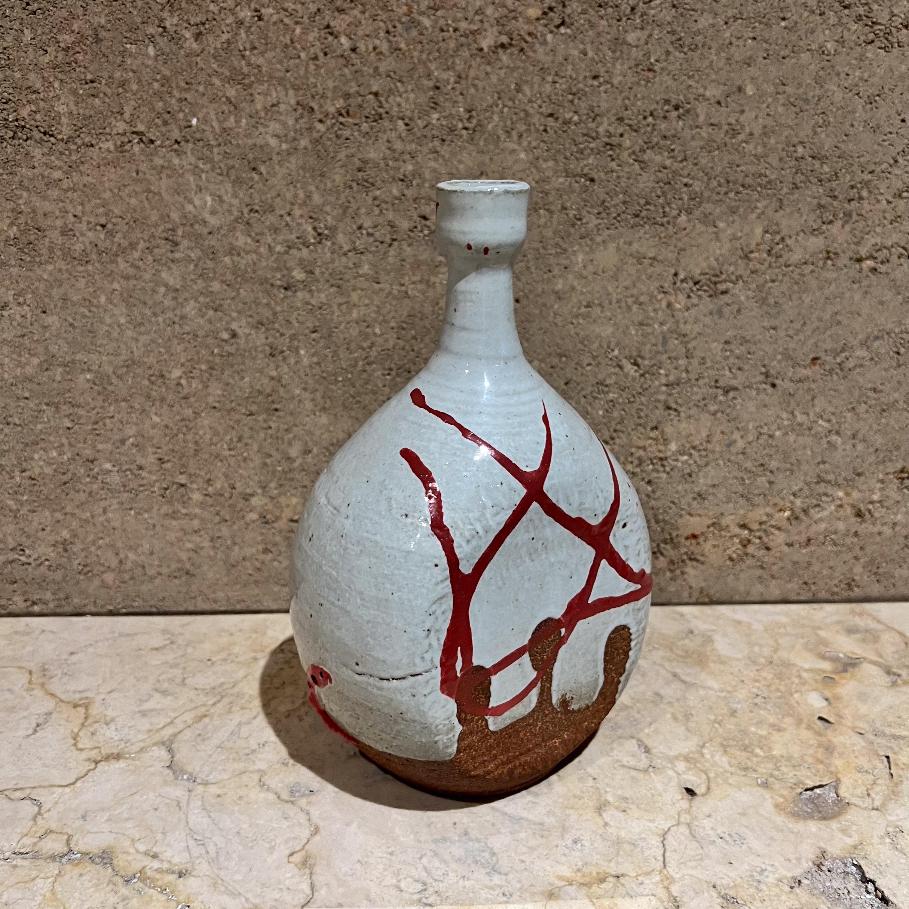 Mid-Century moderno Studio Pottery 1970 Vaso astratto rosso bianco firmato in vendita
