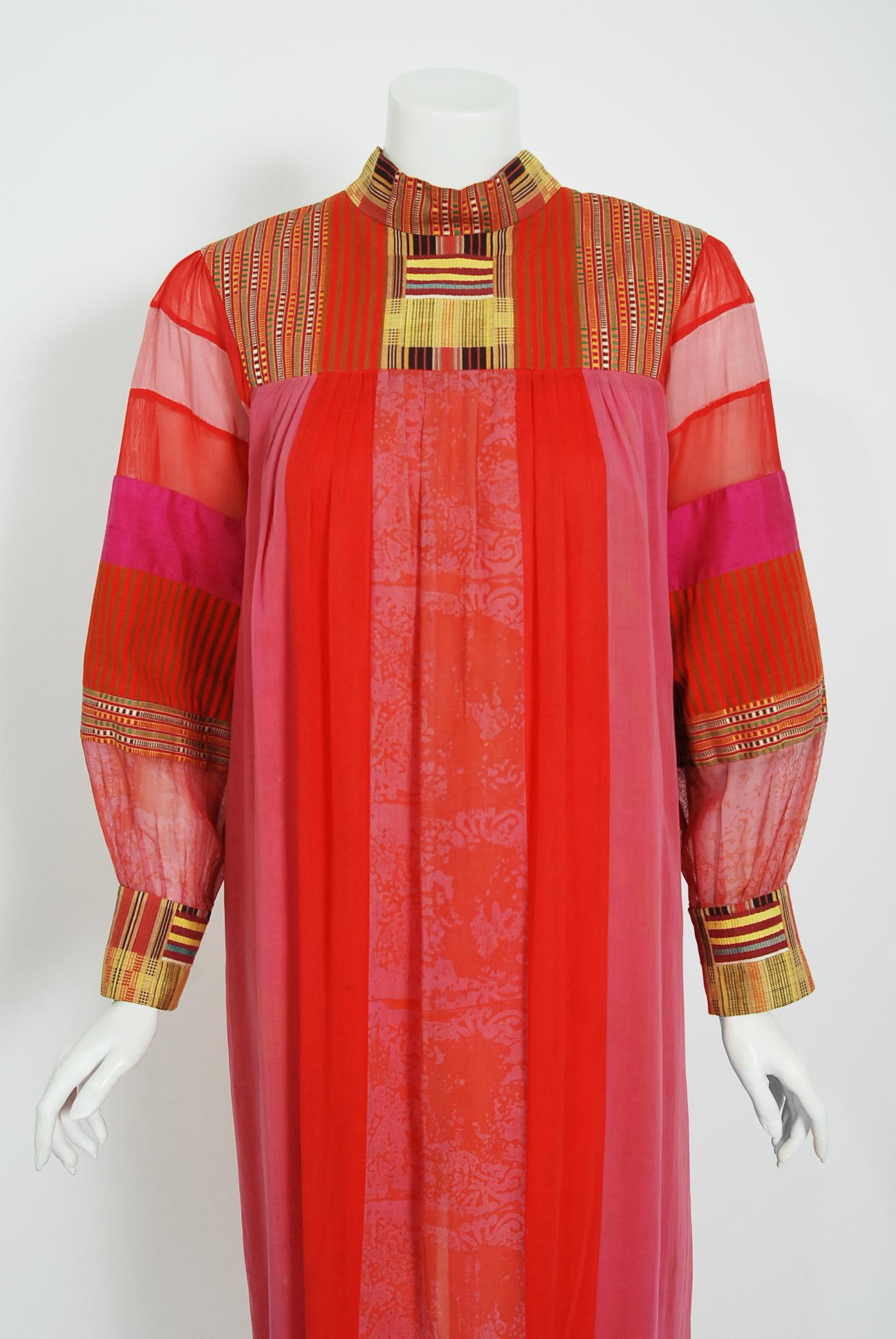 Ein farbenfrohes, besticktes Baumwollkleid von Joann Lopez aus den frühen 1970er Jahren, direkt aus dem Kleiderschrank von Zsa Zsa Gabor. Dieses Kleid stammt aus der Blütezeit der Bohème und wurde in einer Luxusboutique in Los Angeles an Zsa Zsa