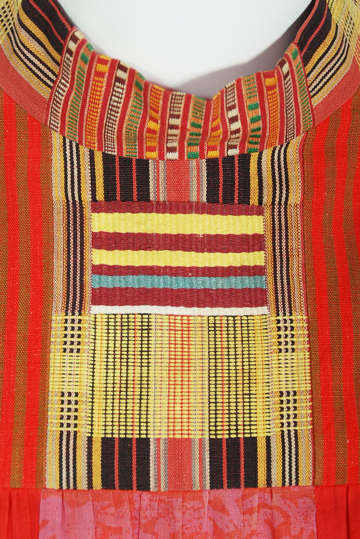 Rouge Robe longue vintage en coton brodé et patchwork des années 1970 portée par Zsa Gabor en vente