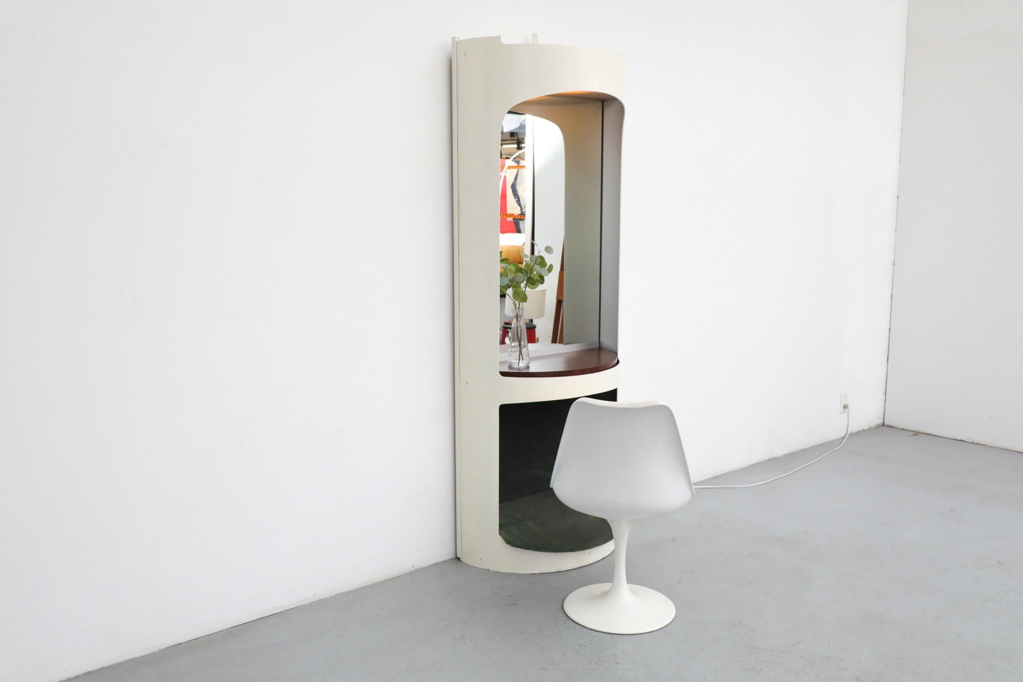 Italiano Vanità mezza rotonda con specchio e luce ispirata a Joe Colombo, anni '70, in stile A Space AGE in vendita