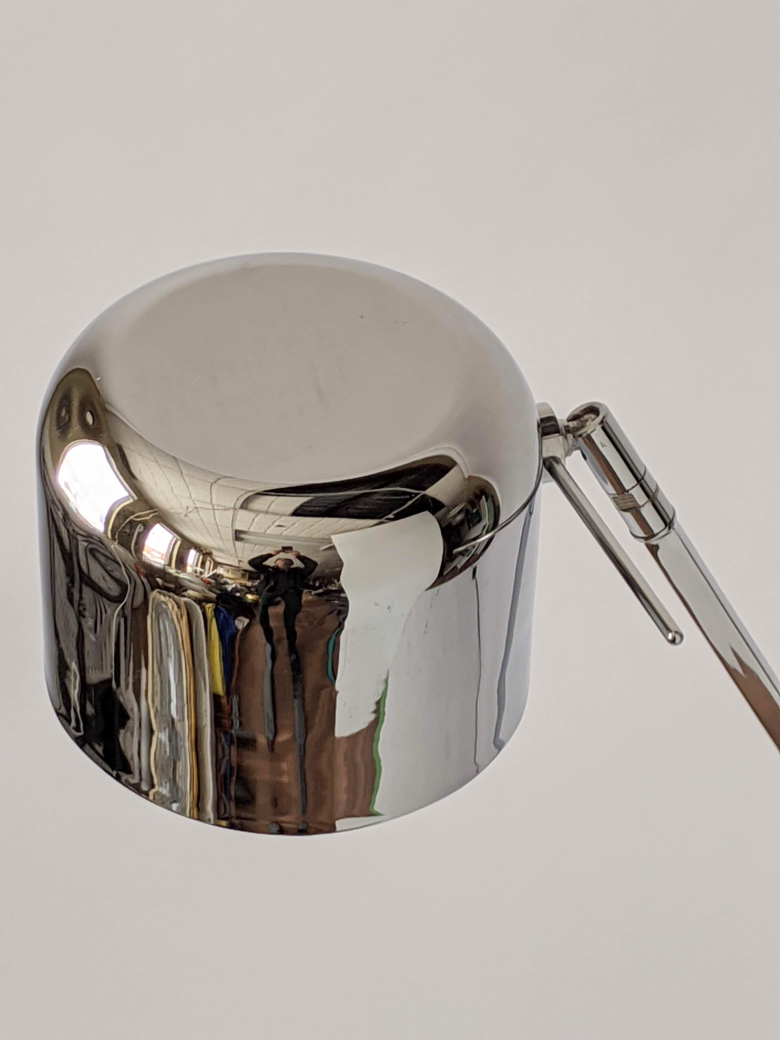 Stehlampe aus Chrom und Marmor im Joe Colombo-Stil, Italien, 1970er Jahre (Moderne der Mitte des Jahrhunderts) im Angebot