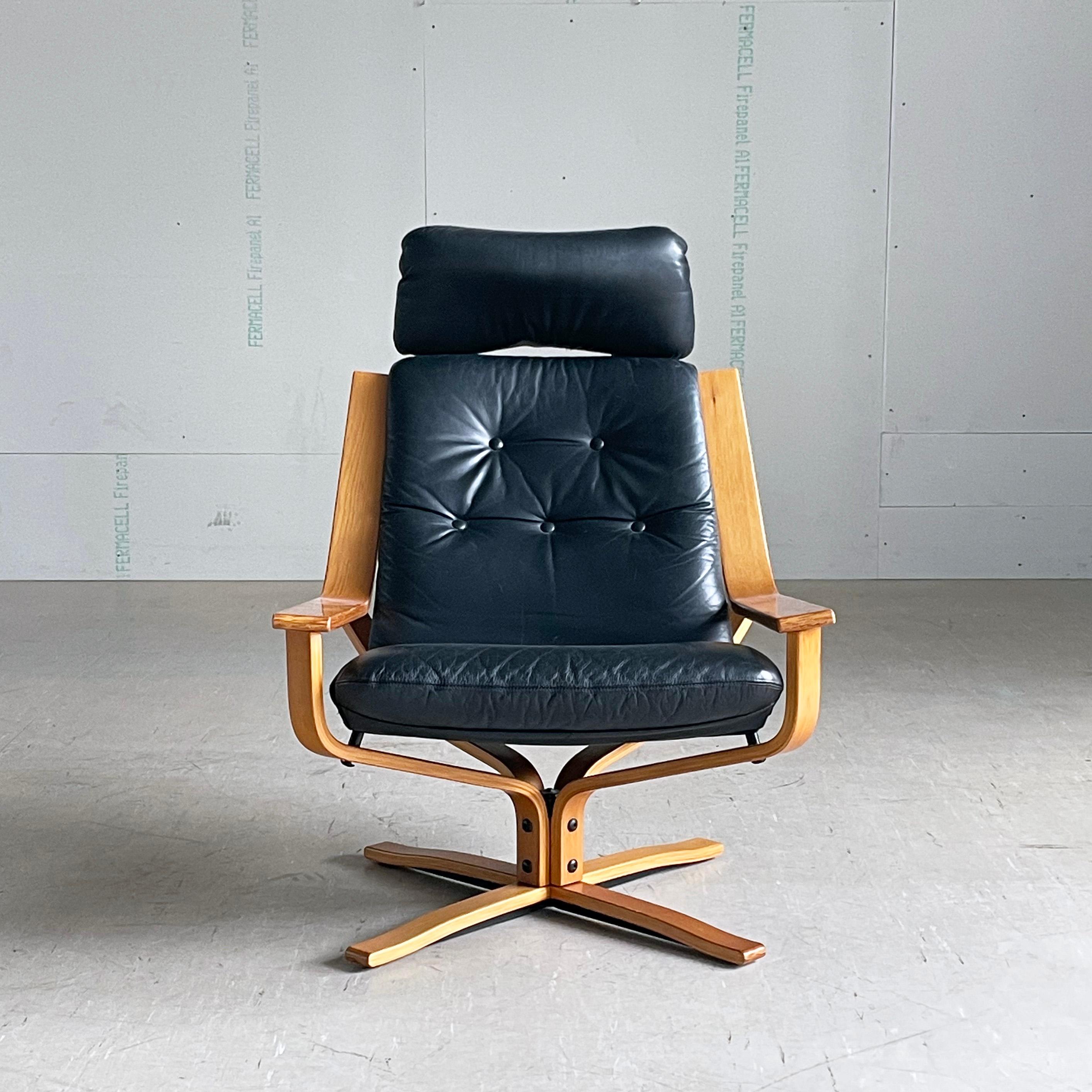 Chaise longue pivotante en cuir Joe Rufenacht des années 1970, produite par JR Furniture, Australie. L'assise et le dossier en cuir noir paddé reposent sur un piètement pivotant en bois courbé. En très bon état.
