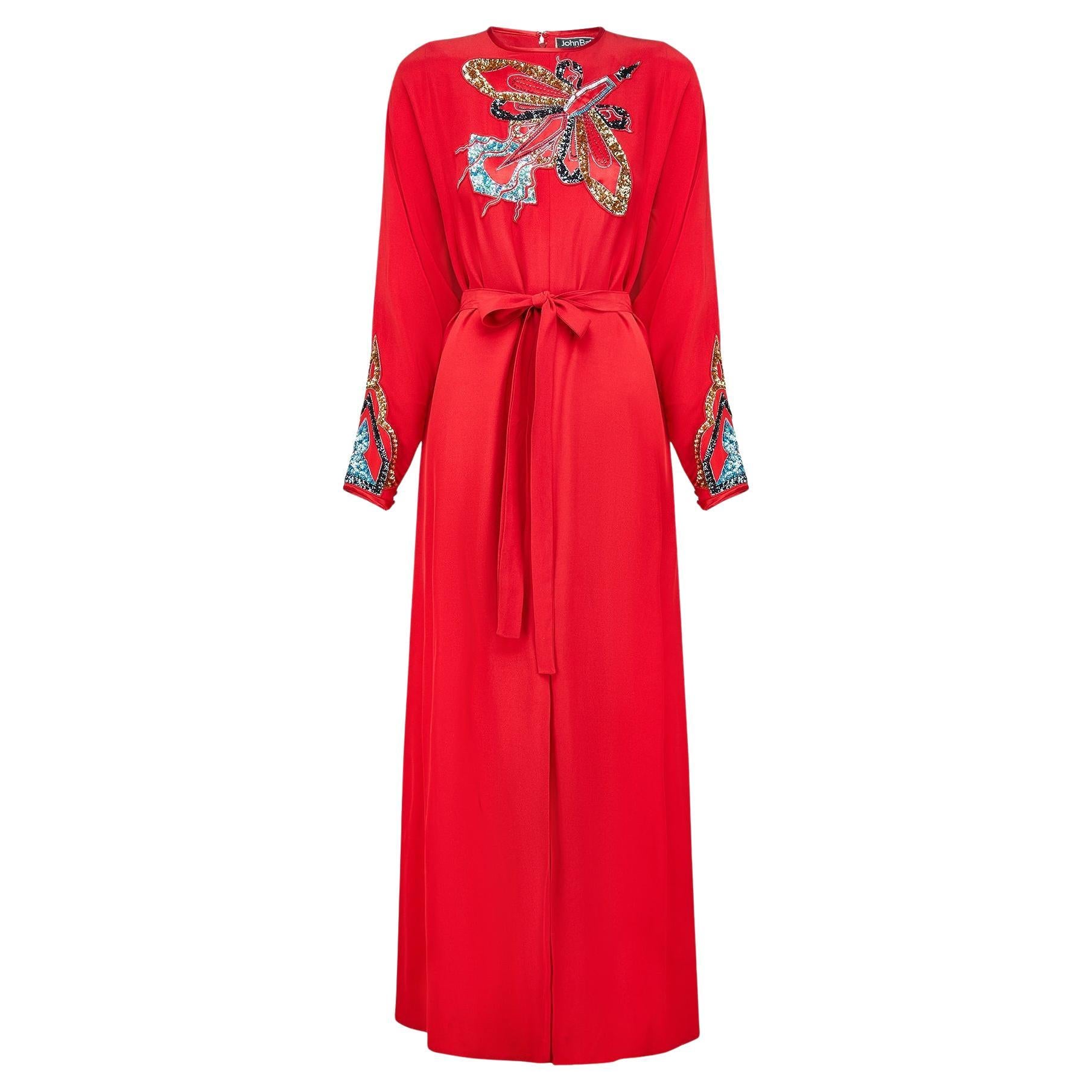 Maxi-abito in crêpe rosso di John Bates degli anni 
70 con applicazione di razzo in paillettes in vendita