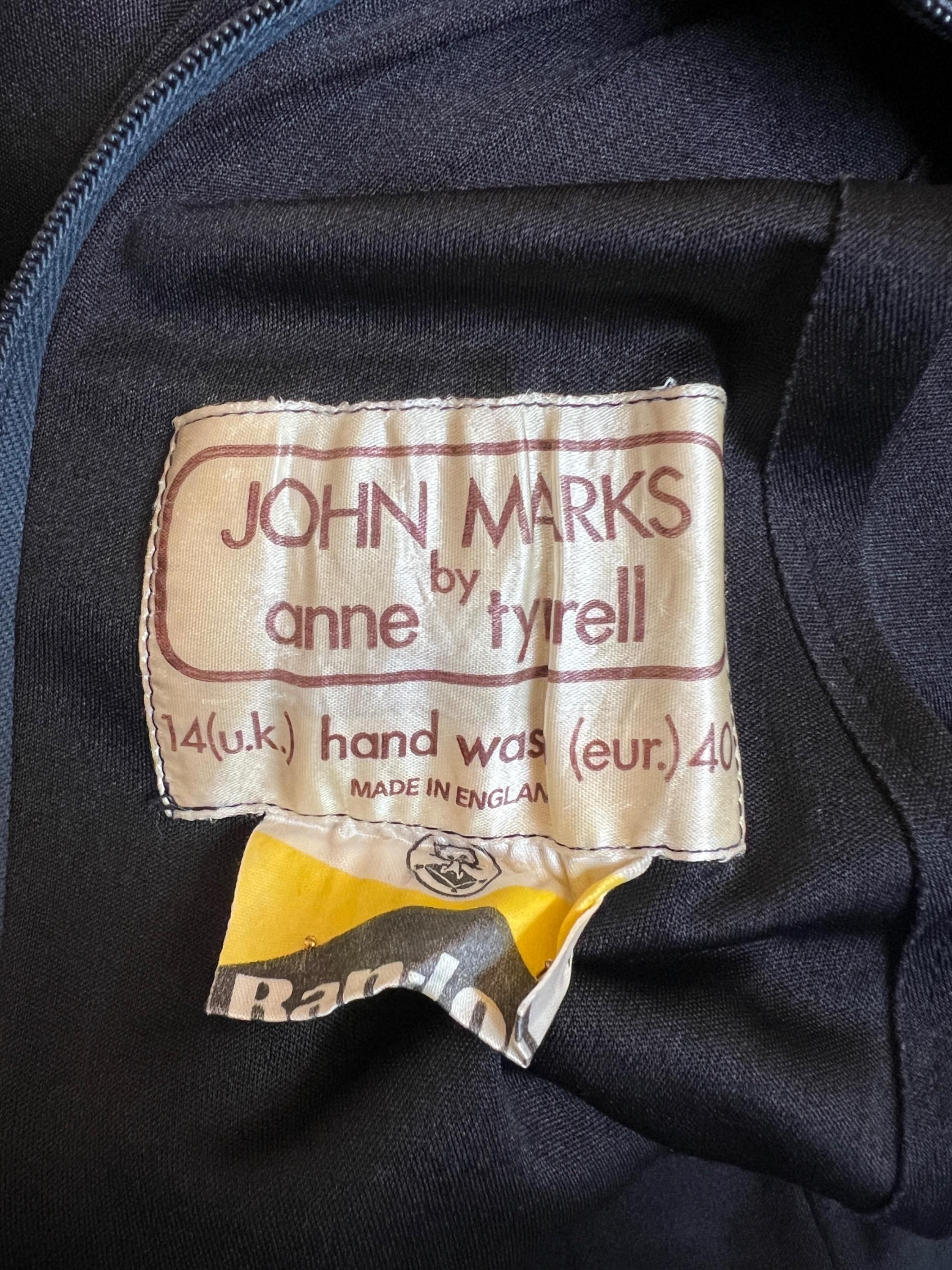 De las mujeres Maxivestido de punto negro con cinturón trenzado John Marks de los años 70 en venta