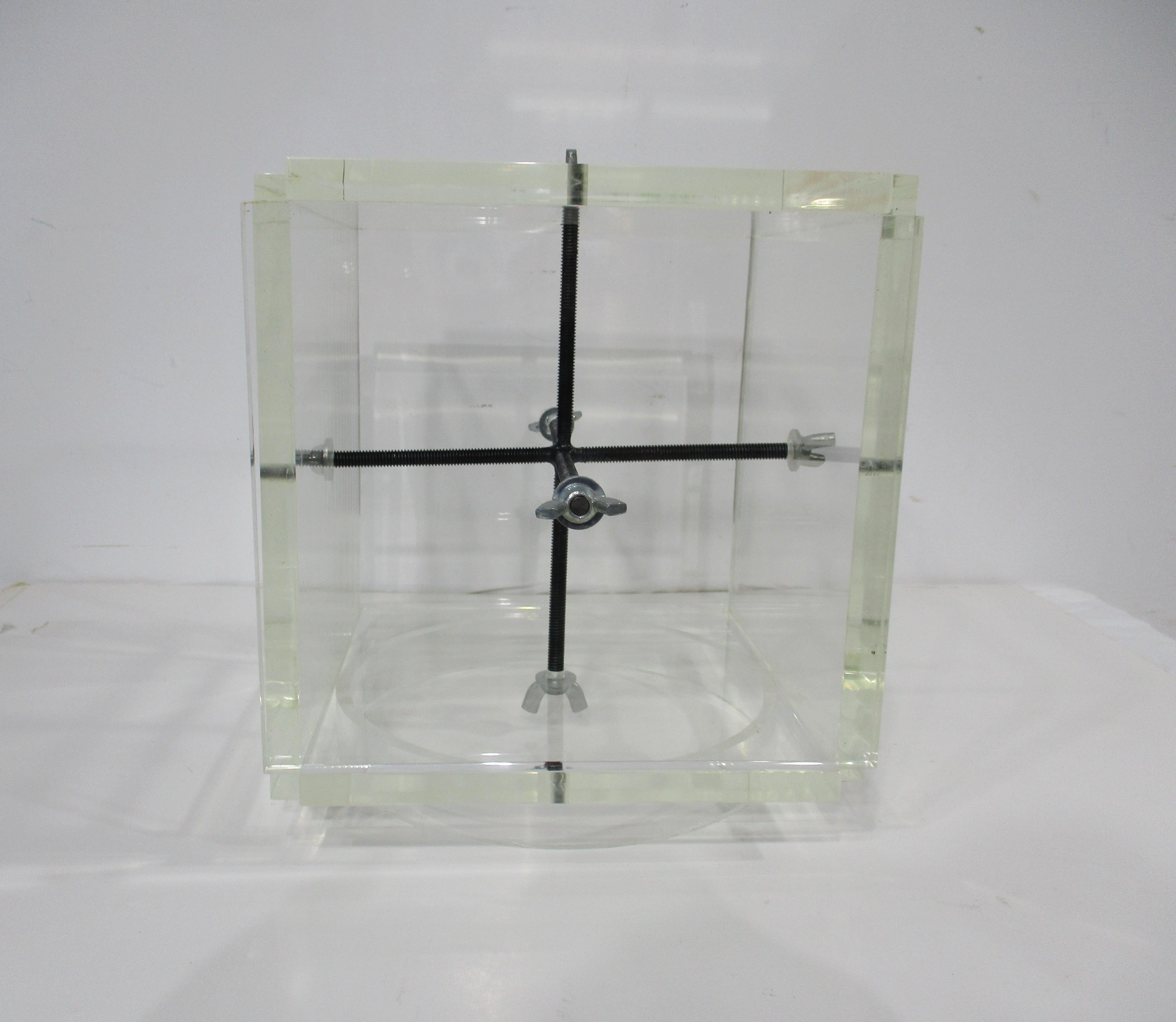 Scultura in lucite di metà secolo di John Petersen del 1970 in vendita 3