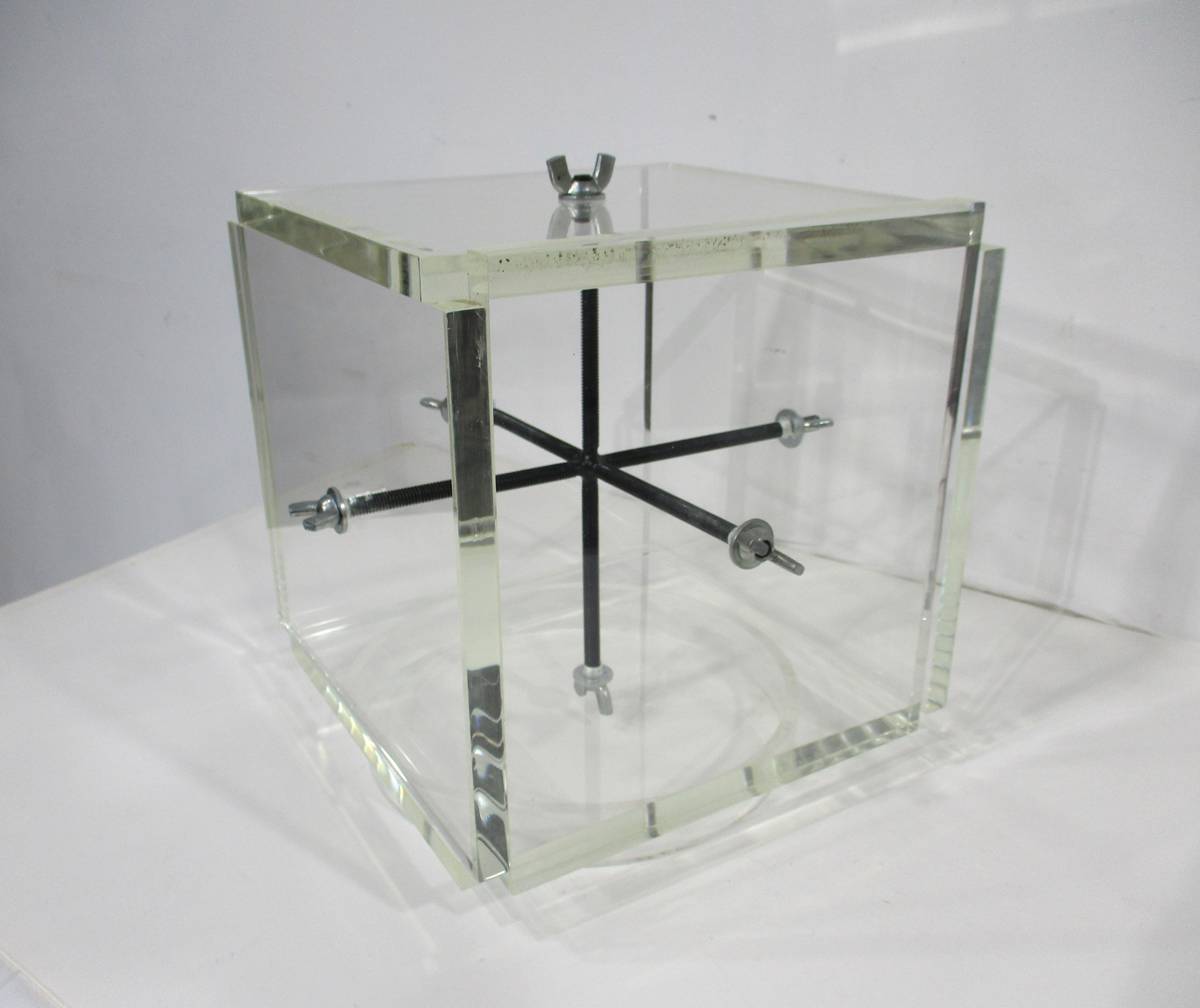 XX secolo Scultura in lucite di metà secolo di John Petersen del 1970 in vendita
