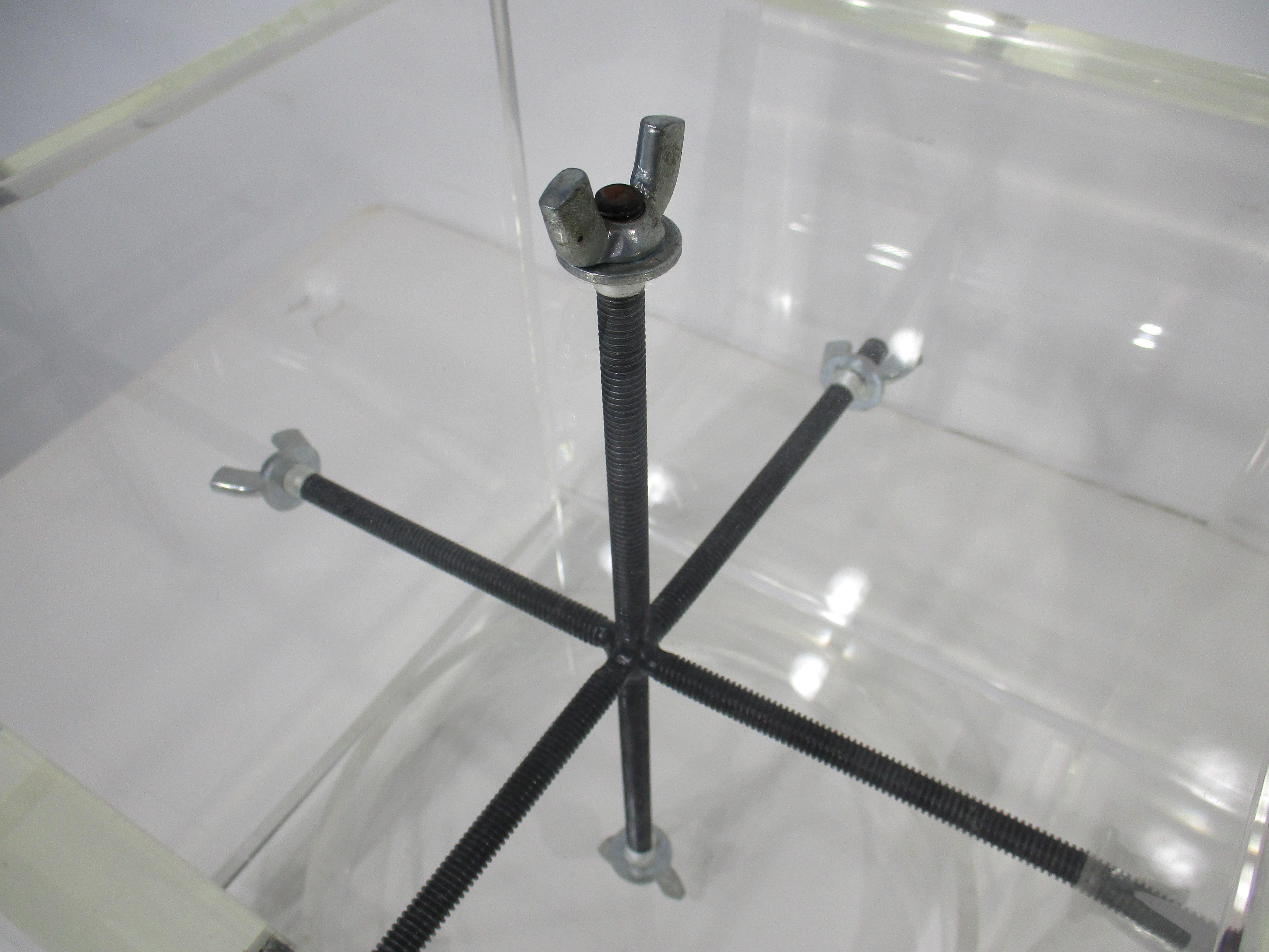 Acciaio Scultura in lucite di metà secolo di John Petersen del 1970 in vendita