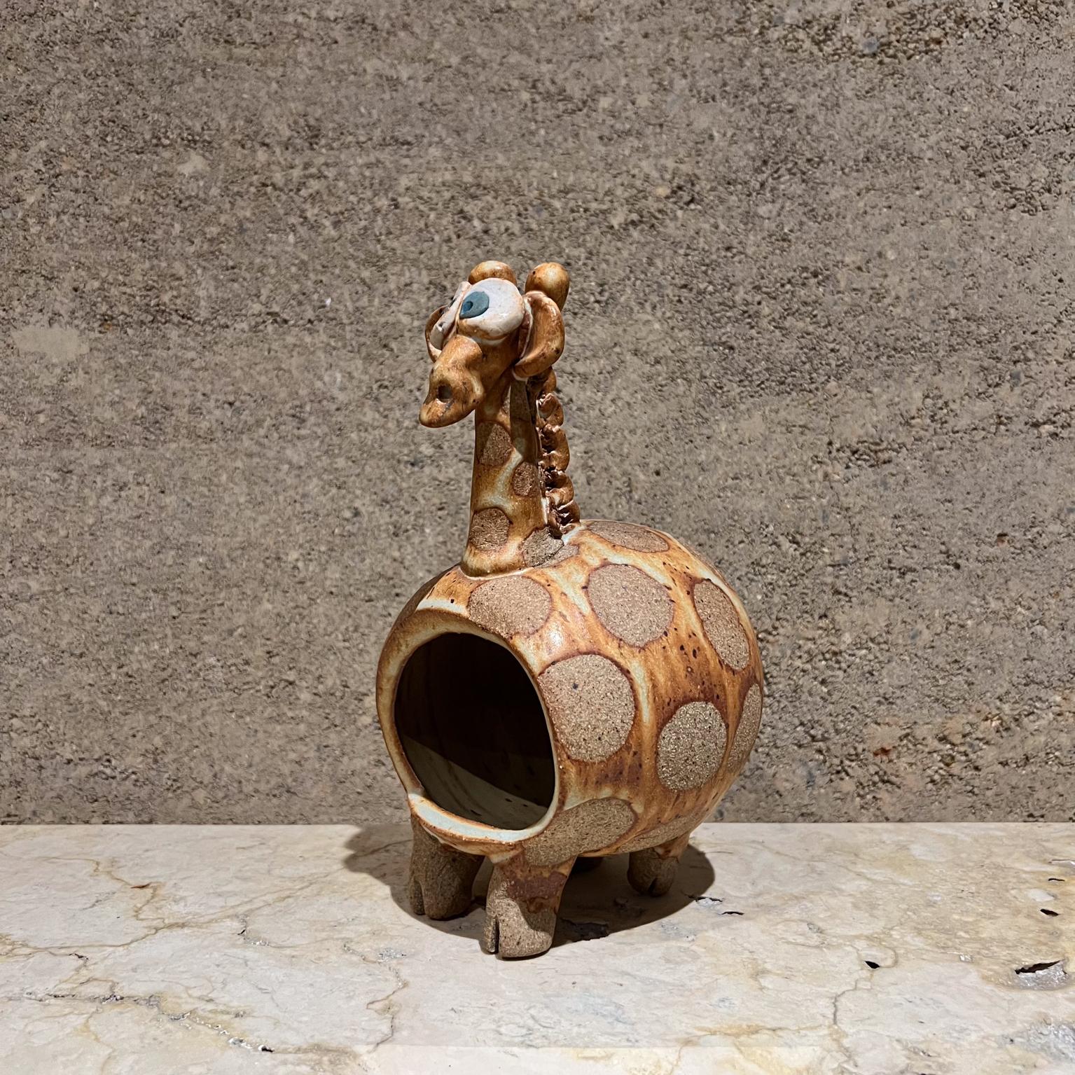 AMBIANIC presenta
Estrosa saliera vintage in gres a forma di giraffa. Tutto sta negli occhi. 
carino.
Firmato dall'artista John Pettus
9 H. x 4,75 L. x 6 D.
Usato, originale e vintage
Rivedi tutte le immagini