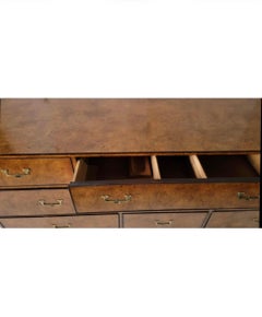 Credenza / Cassettiera in stile Campaigner moderno di John Widdicomb degli anni '70