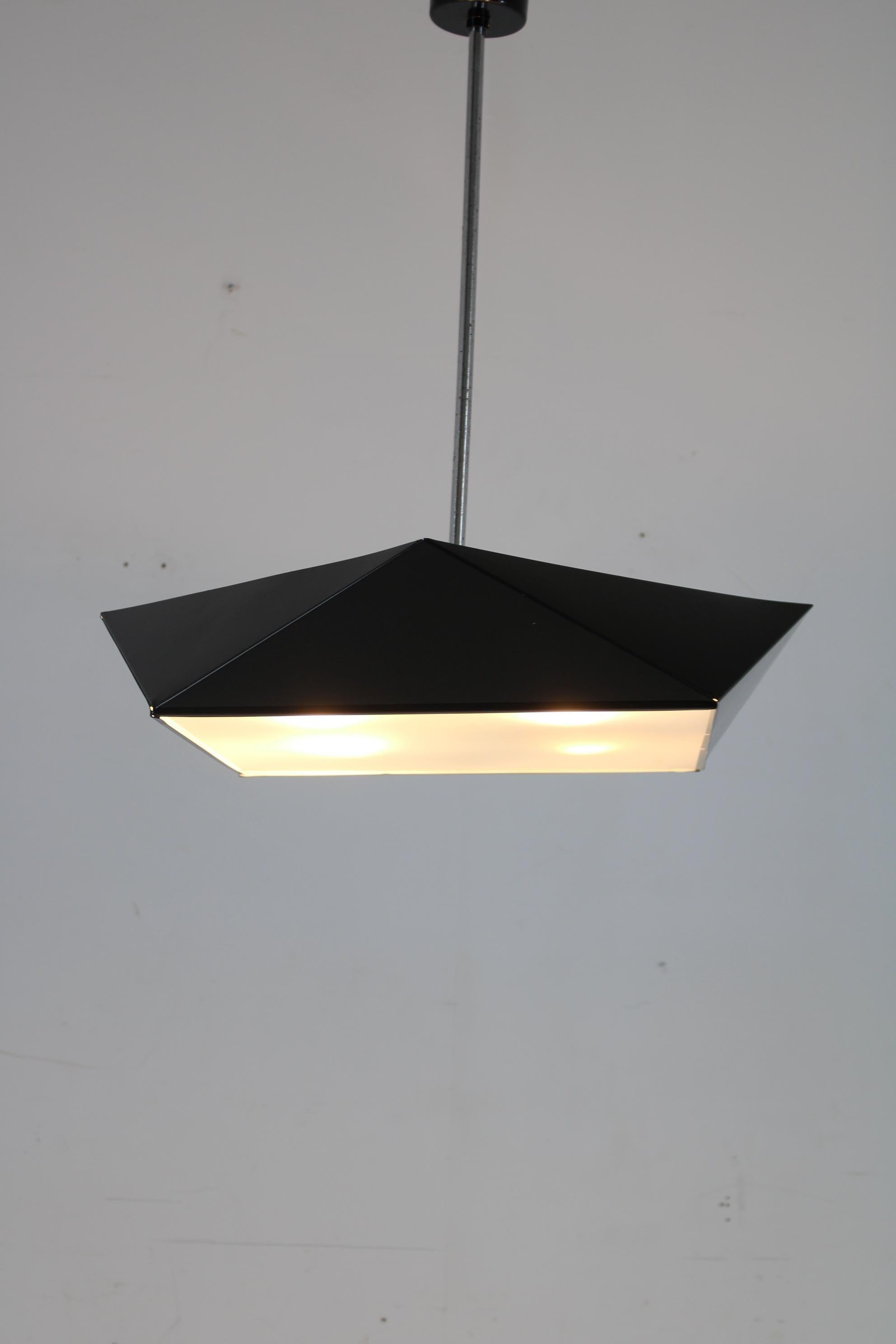  - Prodotto in Cecoslovacchia
 - Restaurata e laccata di recente
 - Ricablato
 - 4x lampadina E26-E27
 - Compatibile con il cablaggio degli Stati Uniti