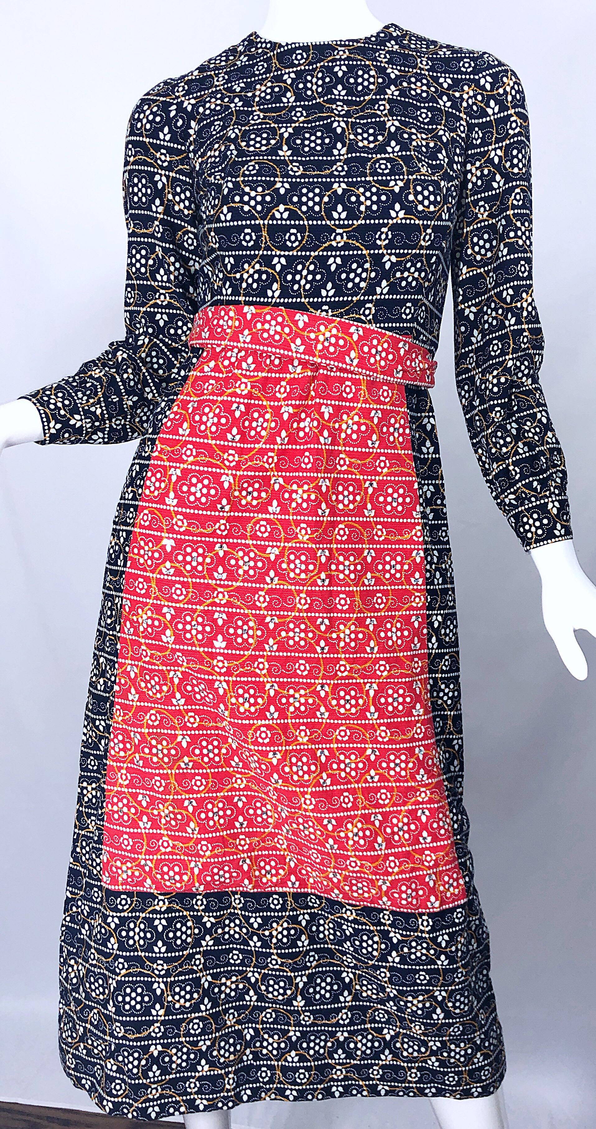 Elegante vestido midi vintage JOSEPH BRENNAN rojo, blanco y azul marino con incrustaciones de pedrería. Presenta un corpiño y una falda de color azul marino, blanco y amarillo, con la parte delantera de la falda de color rojo (para que parezca un