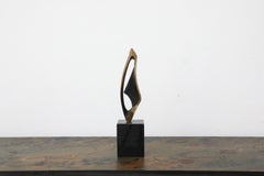 Scultura moderna in ottone e marmo "Conductor" di Joseph Sloan degli anni '70