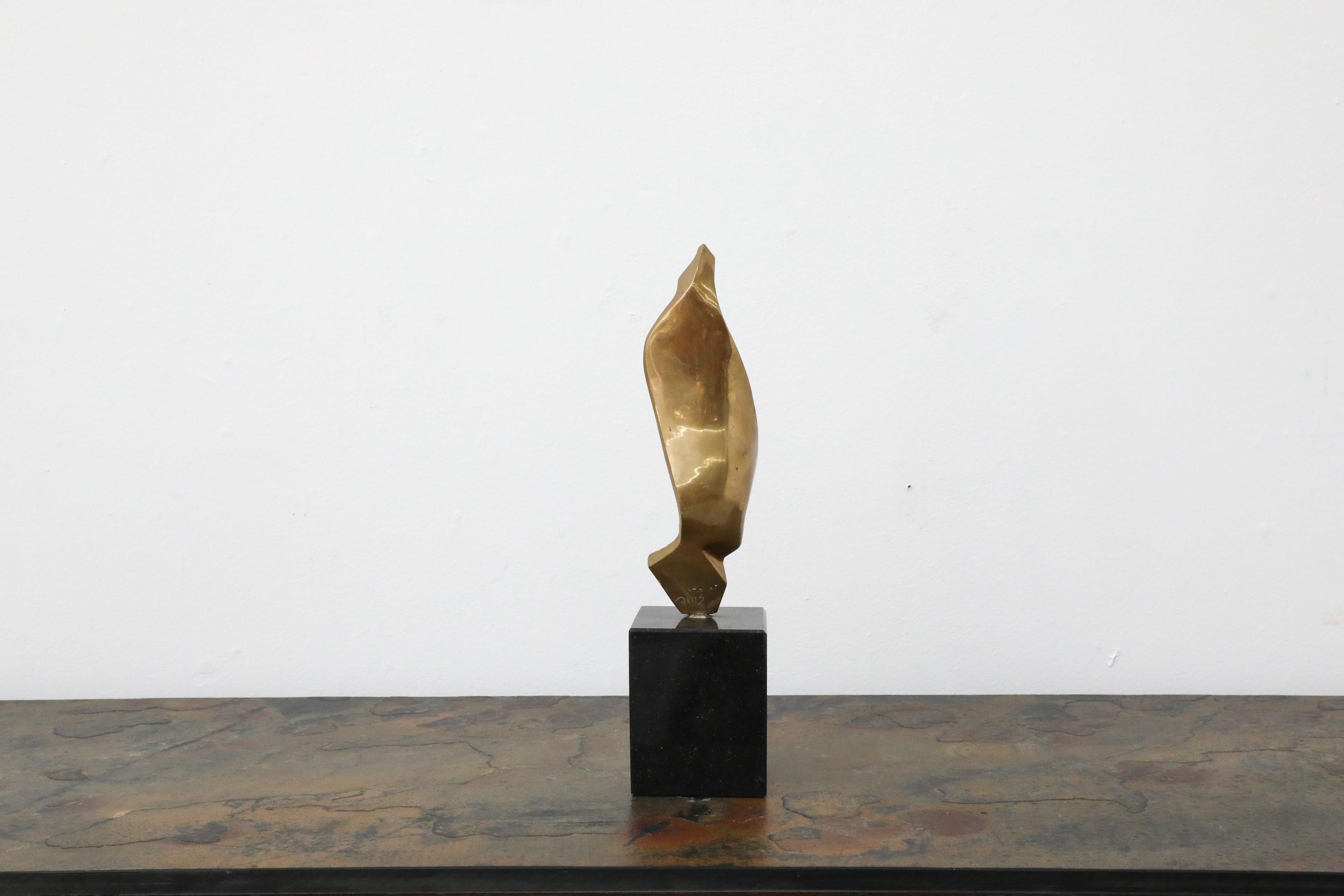 irlandais Sculpture moderne Conductor en laiton et marbre de Joseph Sloan des années 1970 en vente