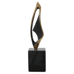 Scultura moderna in ottone e marmo "Conductor" di Joseph Sloan degli anni '70